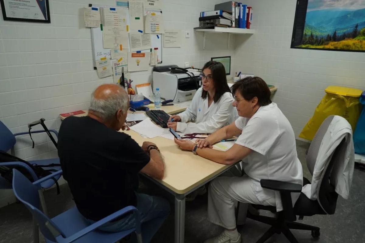 Professionals de la Unitat atenen un usuari durant la consulta de la Unitat d'Insuficiència Cardíaca de l'Hospital Trueta.