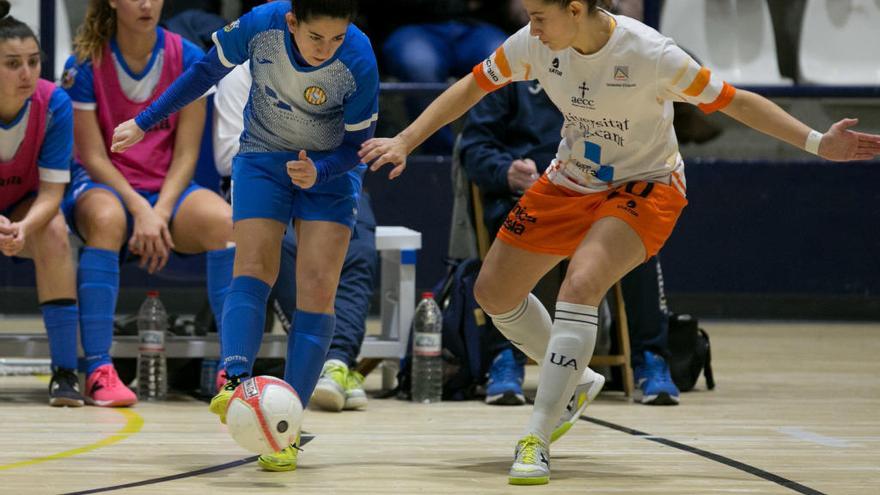 Un lance del partido de ayer entre el Xaloc y la Universidad de Alicante en el Pitiu.