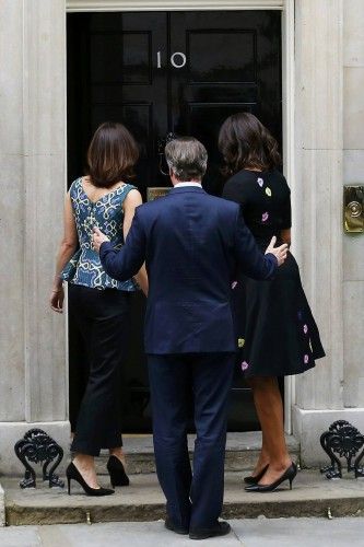 El primer ministro británico, David Cameron, y su esposa Samantha han recibido a Michelle Obama en su residencia oficial