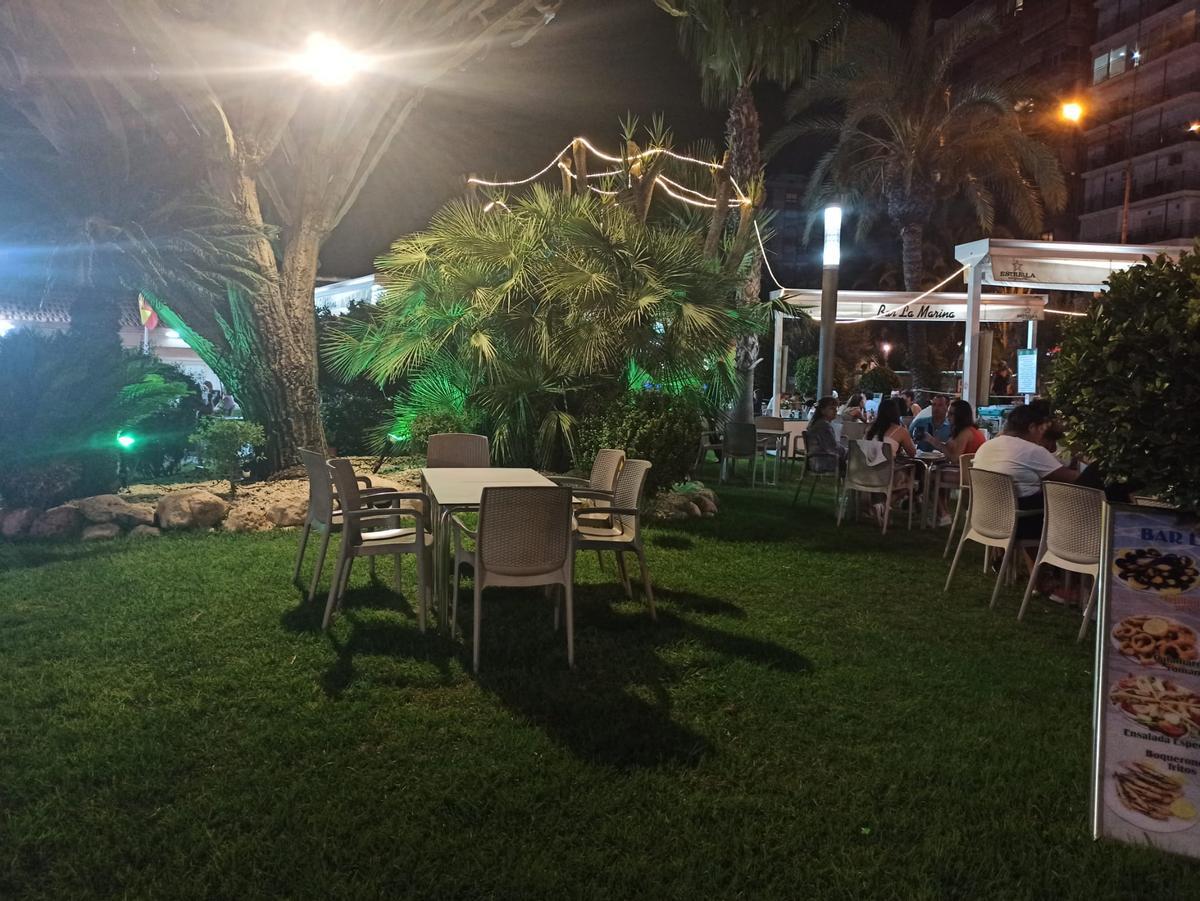 Ocupación de una zona verde sillas y mesas de una terraza en este caso dentro del recinto portuario, competencia de la Generalitat, el pasado verano de 2021