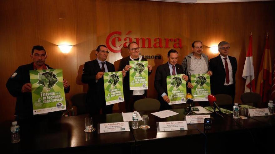 Representantes de Cámara de Comercio, Ayuntamiento, Caja Rural y Mercado de Abastos.