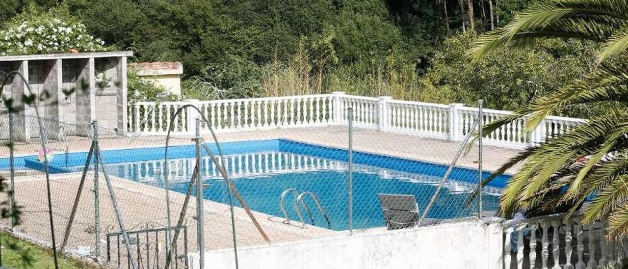 La piscina de la granja-escuela de La Bouza donde fue hallado Izan Álvarez flotando.