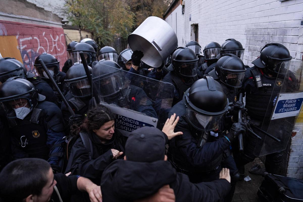Desalojo del instituto B9 de Badalona