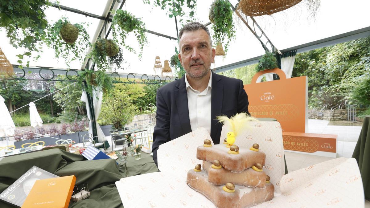 José Manuel Velasco con un bollo de Pascua.