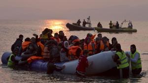 Varios voluntarios ayudan a refugiados a su llegada a la isla de Lesbos.