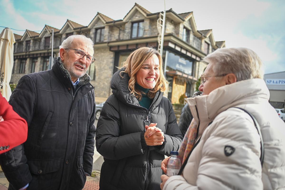 Pilar Alegría, este sábado, en su visita a Sabiñánigo.