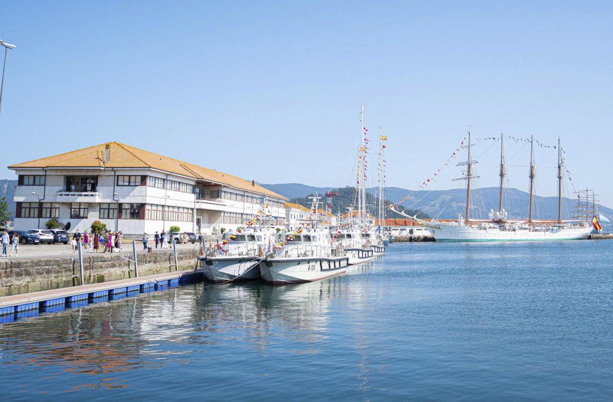 Muelles de la Escuela Naval y su dársena, con el «Elcano» al fondo, en el Muelle de Torpedos.
