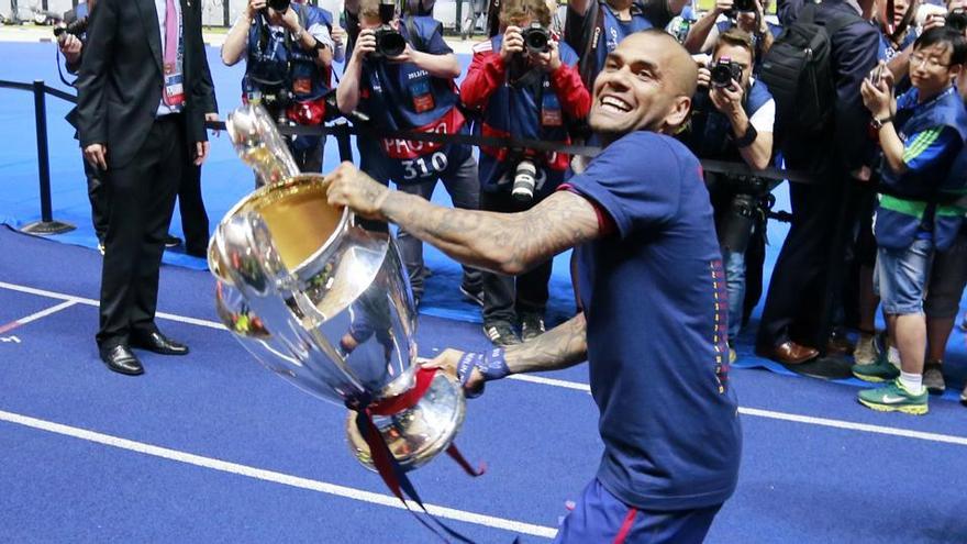 Alves accepta l&#039;oferta de renovació i seguirà dos anys més