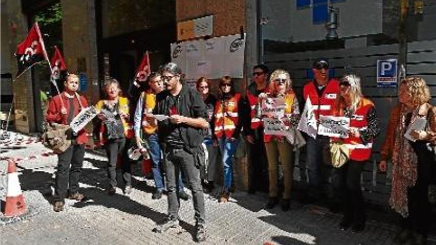 Els examinadors del carnet de conduir???,? mobilitzats divendres a davant la seu de Trànsit?a Girona.