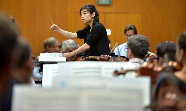 ELIM CHAN DIRECTORA CHINA ORQUESTA FILARMONICA