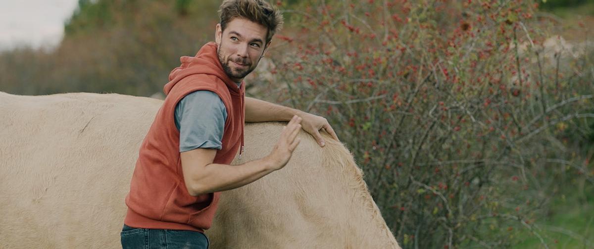 Carlos Cuevas en "Cowgirl", cinta codirigida por Cristina Fernández Pintado y Miguel Llorens