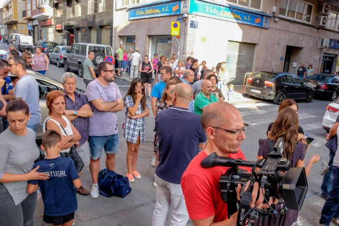 Los investigadores acordonaron toda la calle donde murió el menor y fue atacada la mujer