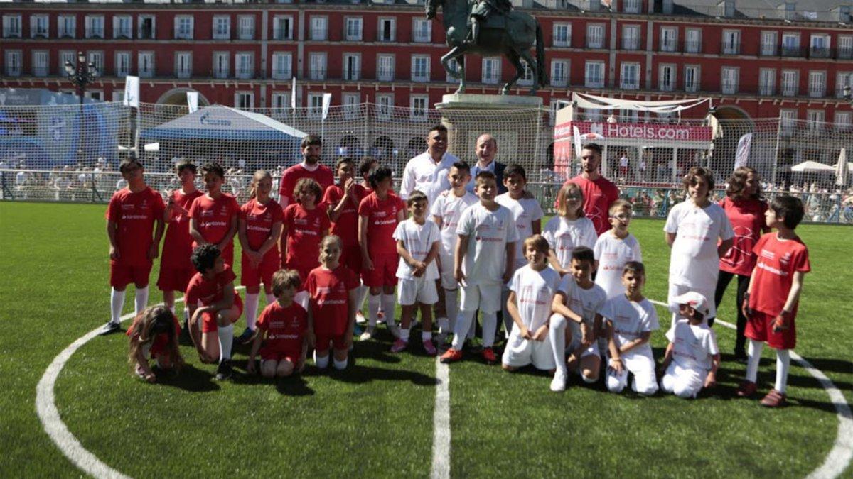 Los jugadores, con Ronaldo Nazario