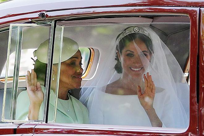 Meghan Markle con su madre entrando en la capilla de San Jorge