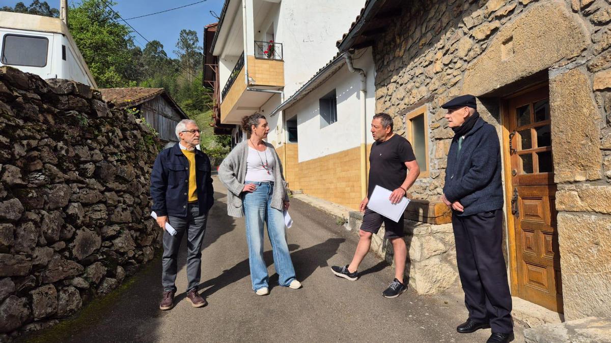 Gaspar Llamazares y Cristina Pontón con los vecinos de Udrión.