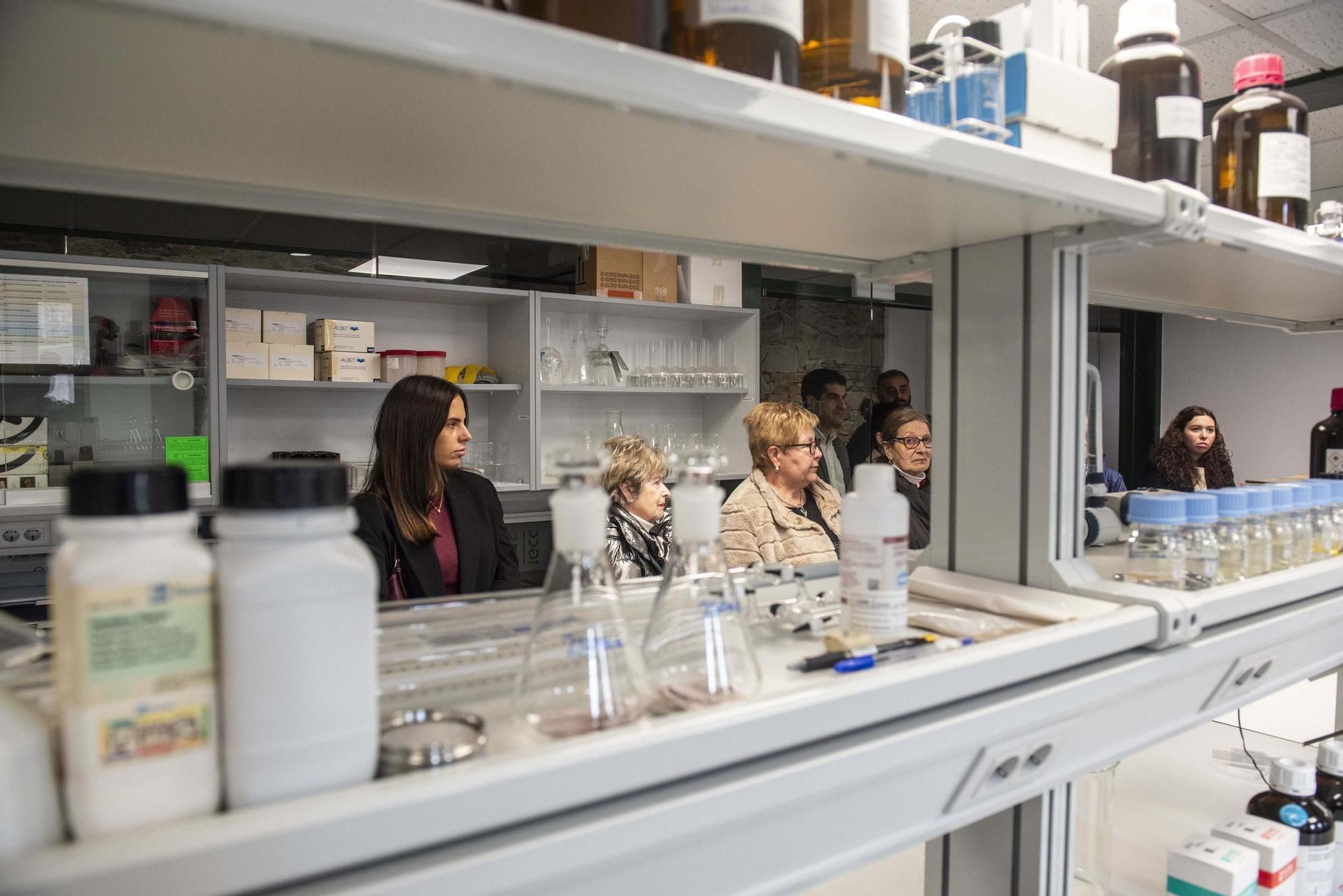Visita al Laboratorio de Consumo de Galicia con motivo de la semana del consumidor