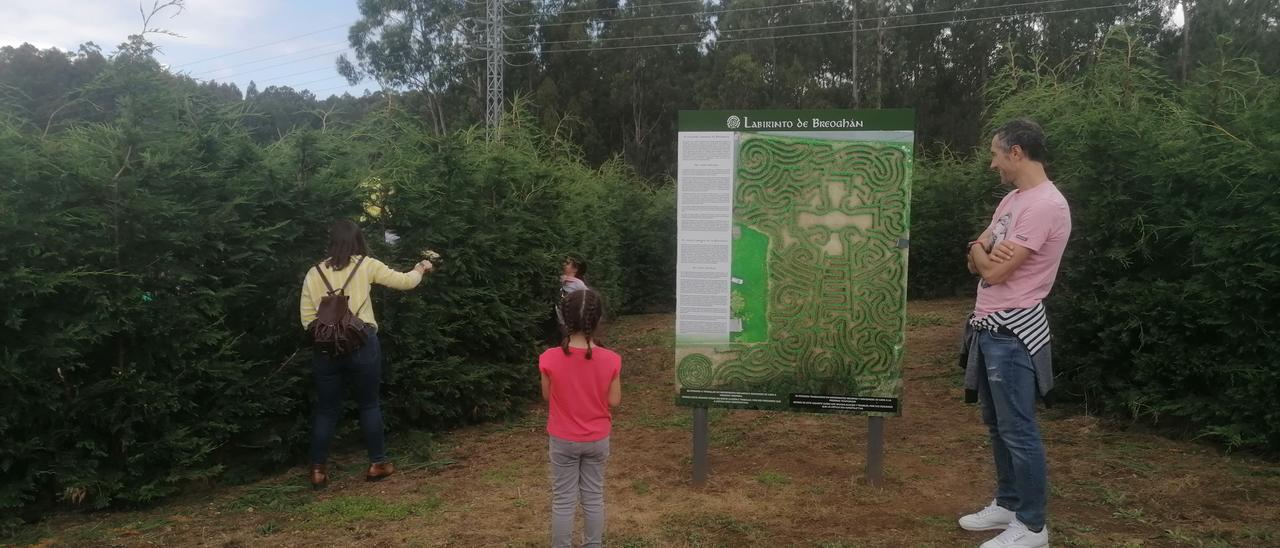 Una familia, ayer, al término del recorrido por el Labirinto de Breoghán