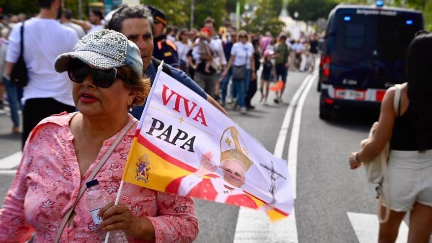 Banderas del Papa a 10 euros en un Montjuïc 'blind