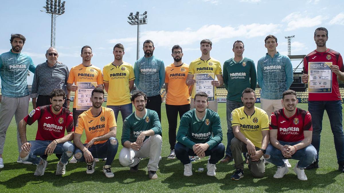 Raúl Albiol, Vicente Iborra y Pau, junto a varios de los participantes.