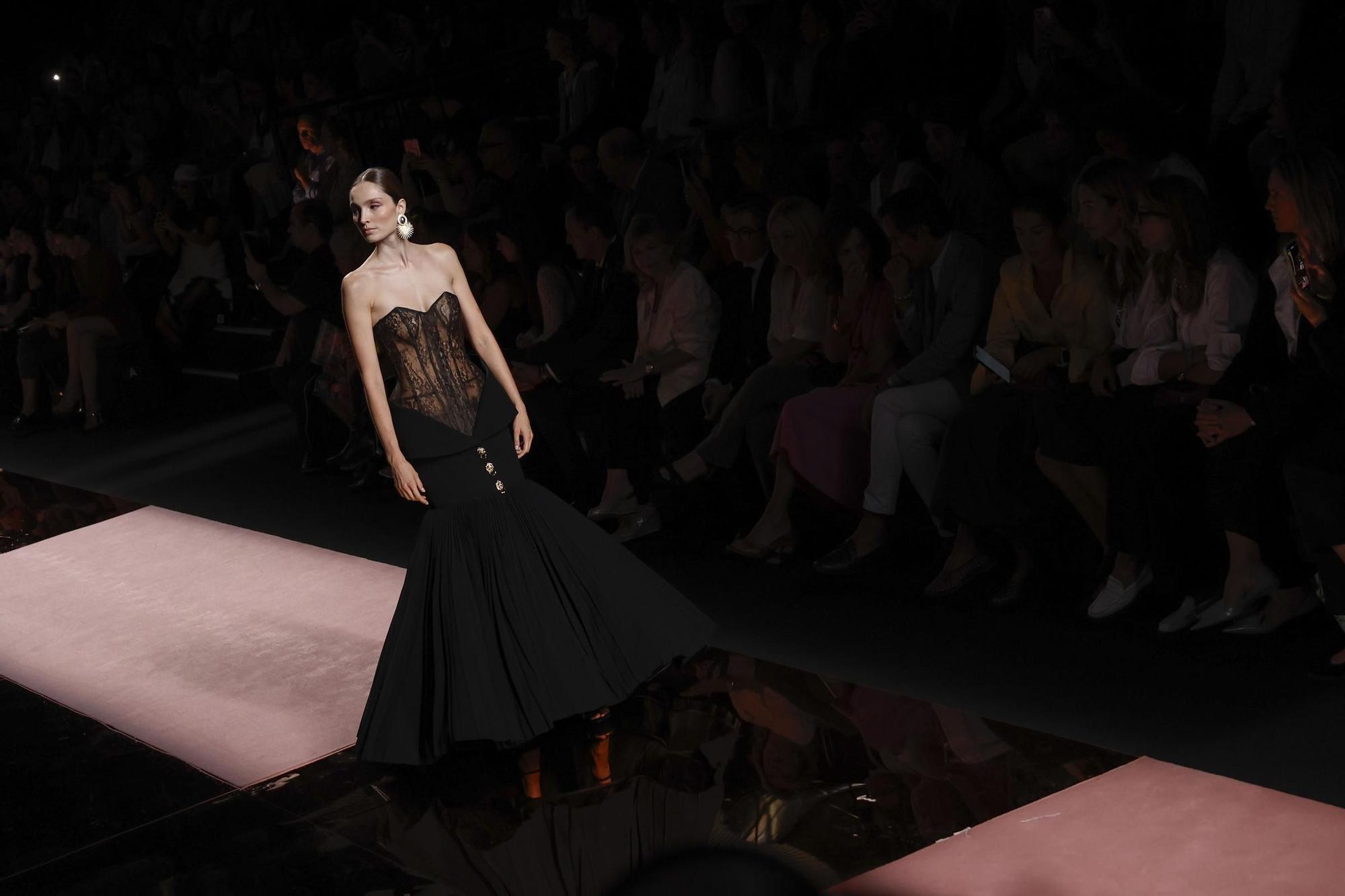 Isabel Sanchis tiñe de verde y rosa la pasarela madrileña