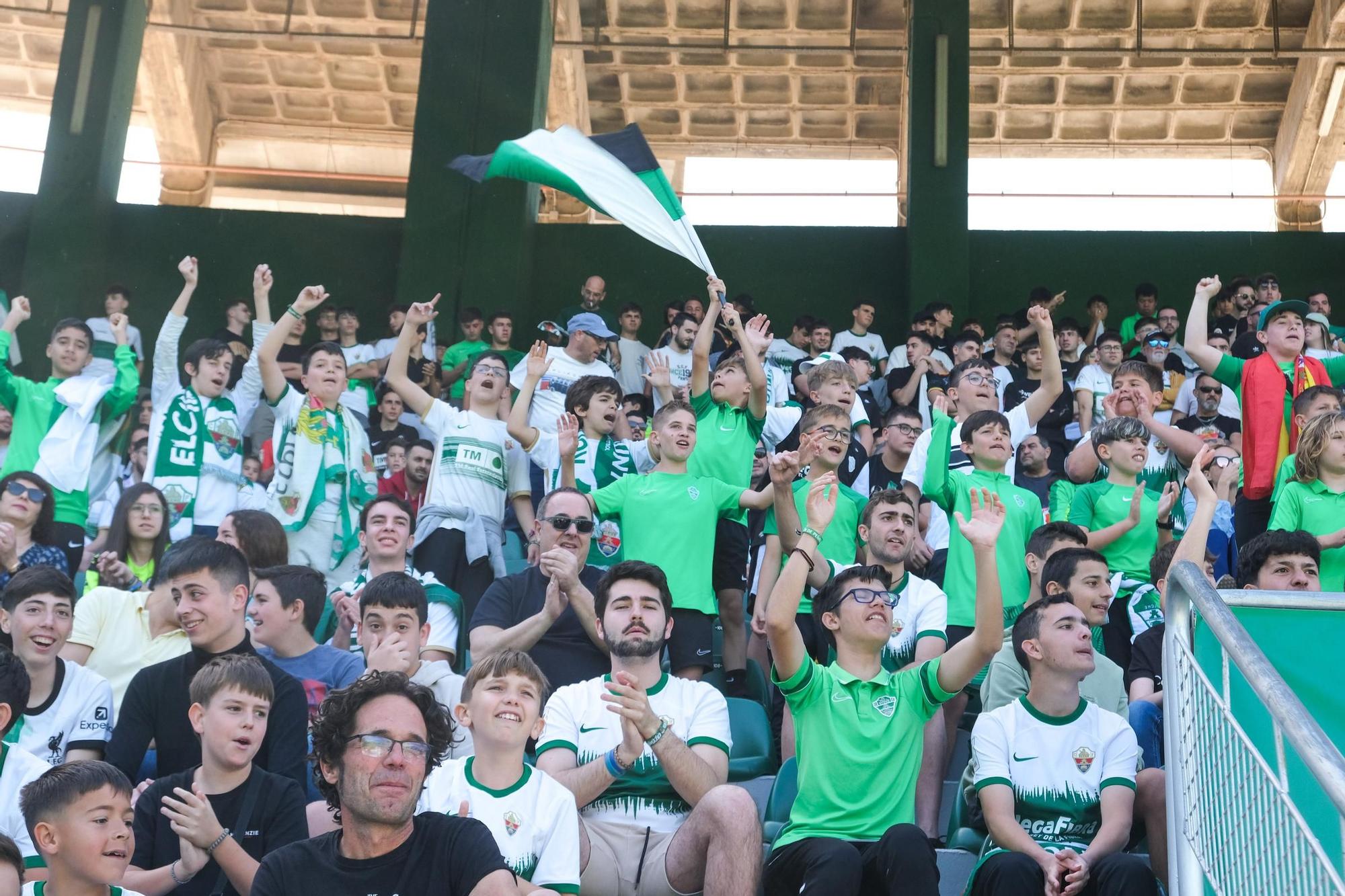 La afición del Elche CF muestra su apoyo al equipo antes del importante partido frente al Zaragoza