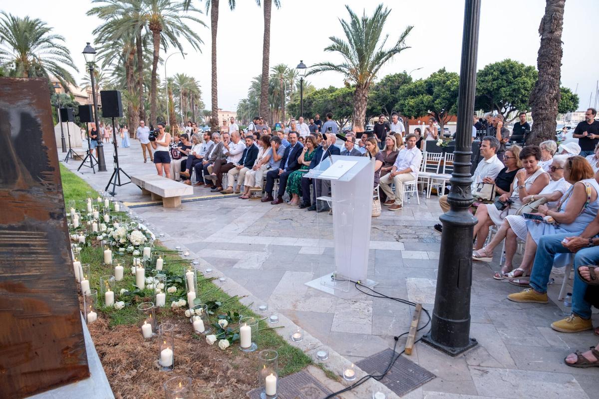 Prohens homenajea a las víctimas de los bombardeos republicanos sobre Palma en un acto sin Memòria de Mallorca