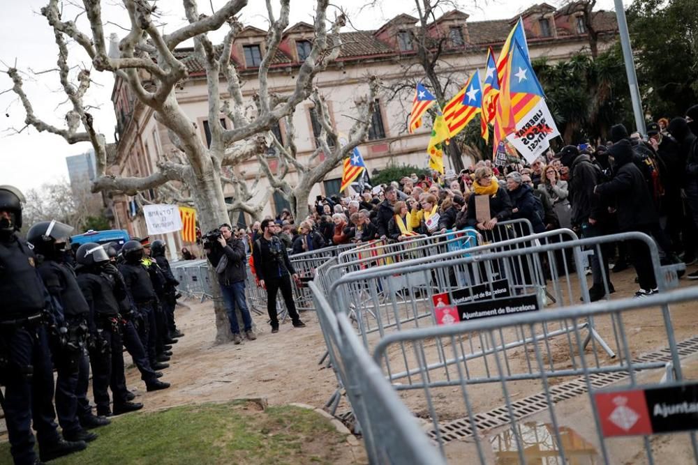 Protestes i tensió a l'exterior del Parlament de Catalunya