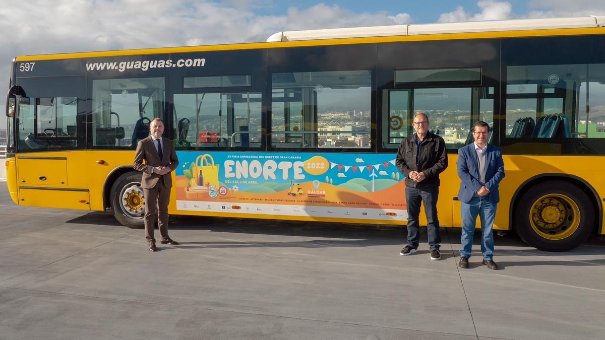 Presentación en Guaguas Municipales, de la rotulación de la campaña publicitaria Enorte 2022. Con el Presidente de la Mancomunidad, Juan Jesús Facundo, el alcalde de Gáldar, Teodoro Sosa, y el Concejal de Las Palmas de Gran Canaria, José Eduardo Ramírez.