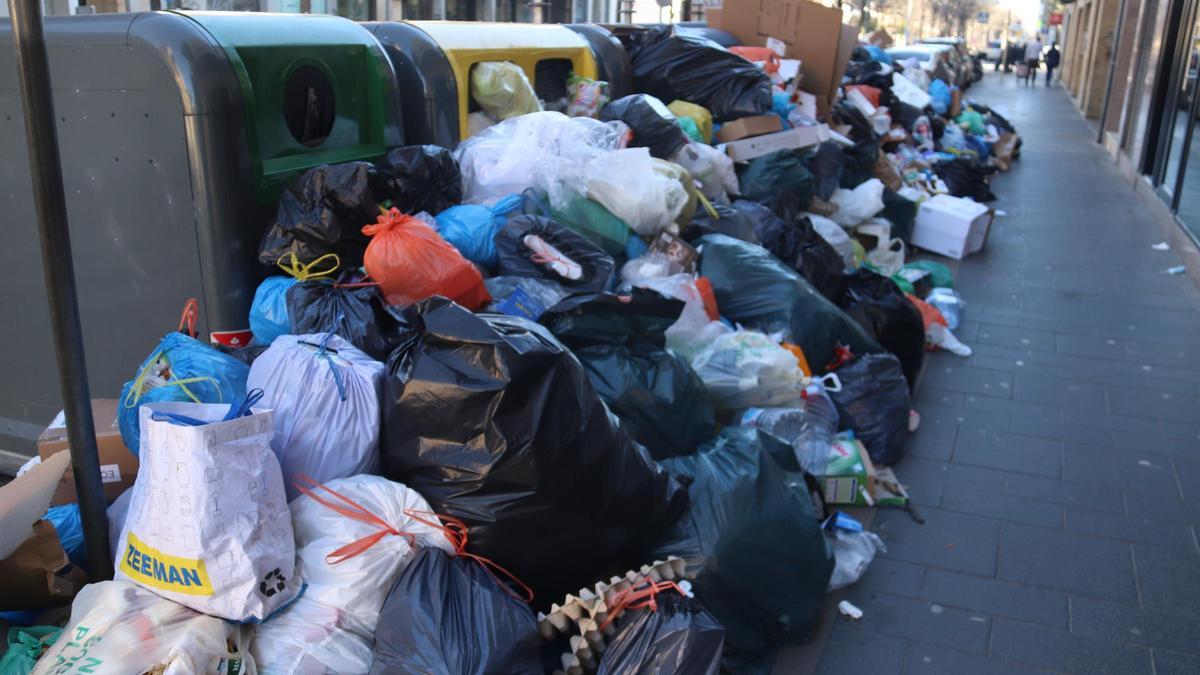 Una illa de contenidors plena d&#039;escombraries del carrer Major de Salt plena de deixalles el 14 de gener de 2022