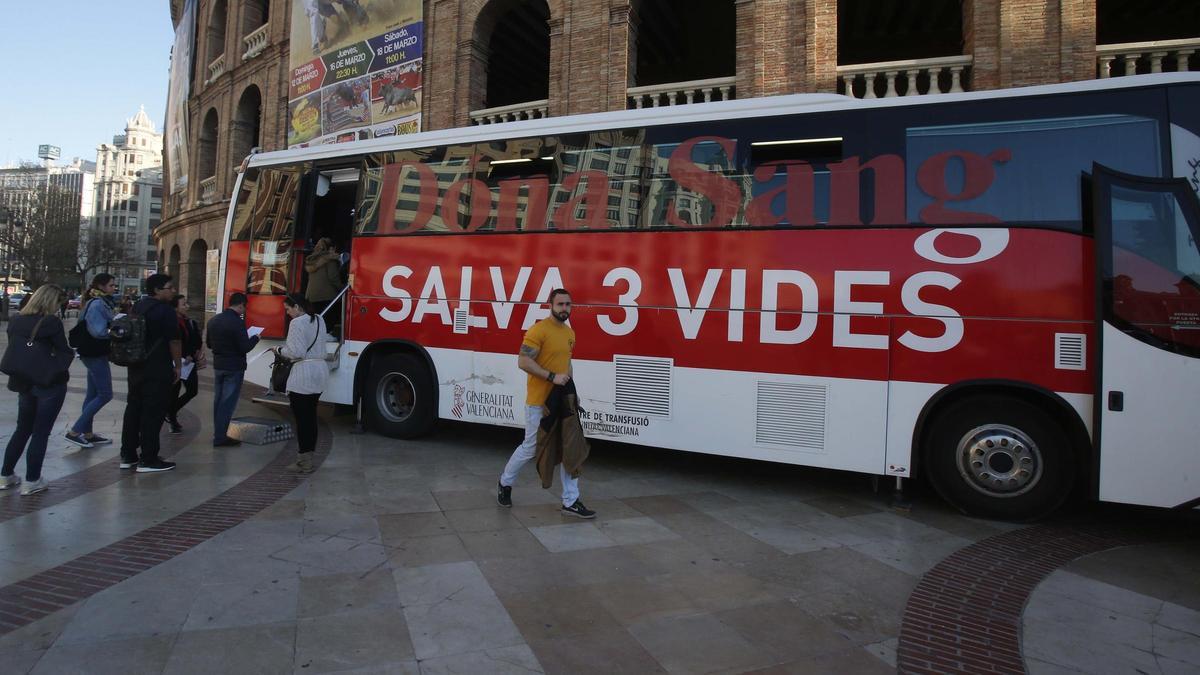 Unidad móvil para captar donantes de médula ósea en el centro de València.