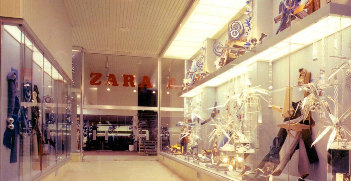 Zara abrió también en 1975 su segunda tienda, en la calle de Torreiro, 28, de A Coruña. Esta foto data de 1980.