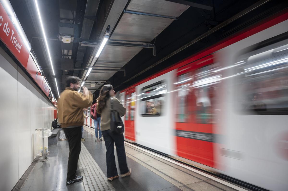 Usuarios de la línea 1 de metro en la estación de Arc de Triomf.