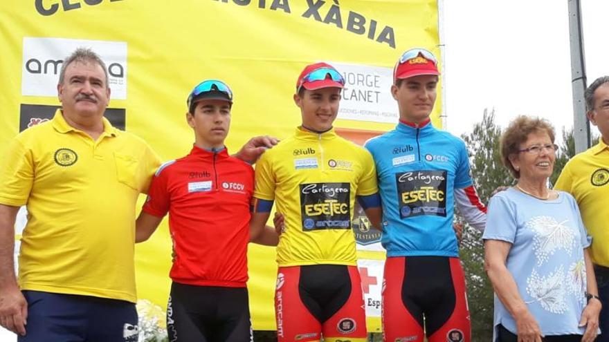 El podio de Jávea, con Marcos Hinojosa con el maillot de líder de la Challenge