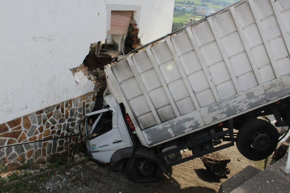 Un camión de la basura se empotra contra una casa en San Tirso de Abres