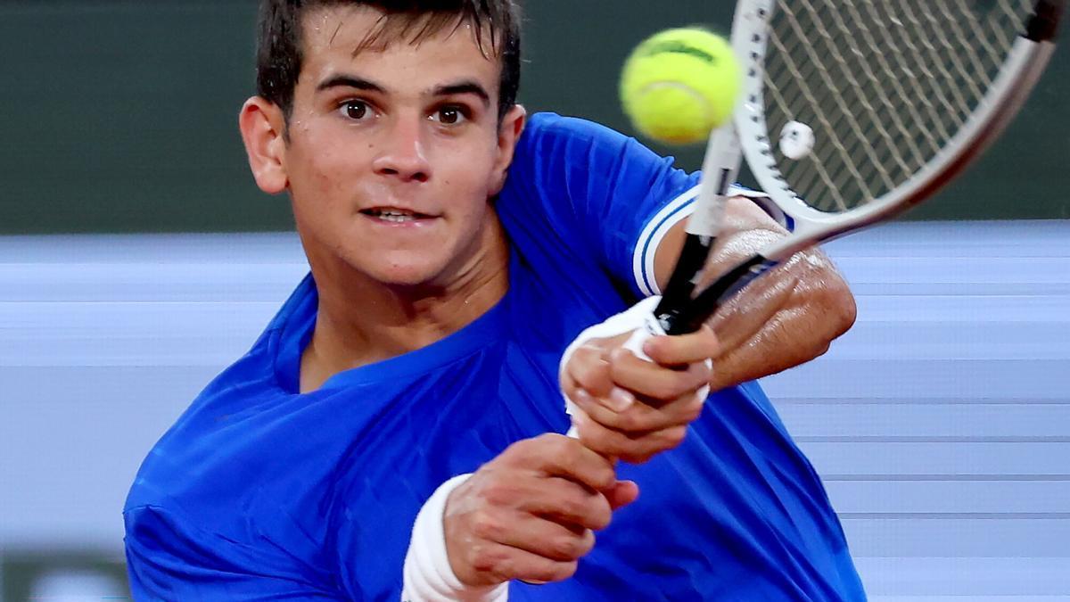 FOTODELDÍA París (Francia), 02/06/2026.- El español Rafael Jódar, de España, ejecuta un revés durante su partido de cuartos de final masculino contra el alemán Alexander Zverev, en el Grand Slam Abierto de Francia Roland Garros, en París, Francia, este martes.-EFE/ Christophe Petit Tesson