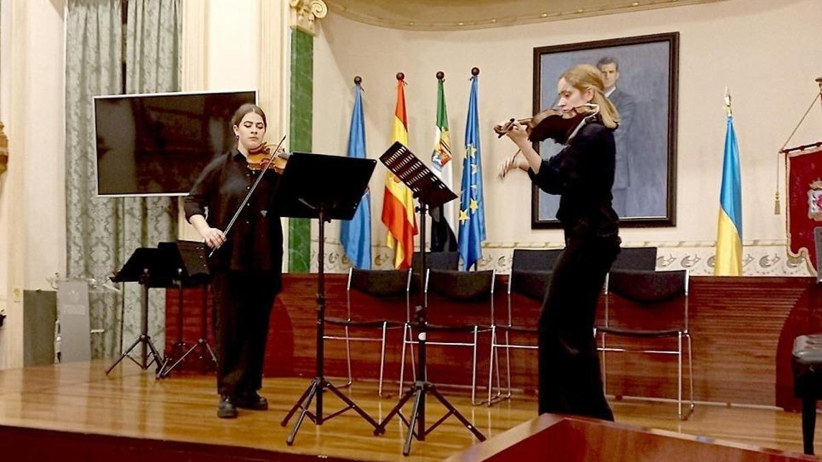 Actuación musical con motivo del 'Marzo Violeta' en Badajoz.