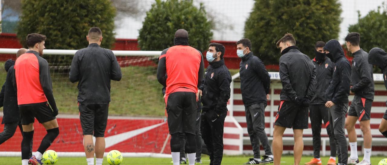 Gallego conversa con varios jugadores en la última sesión de entrenamiento, ayer en Mareo