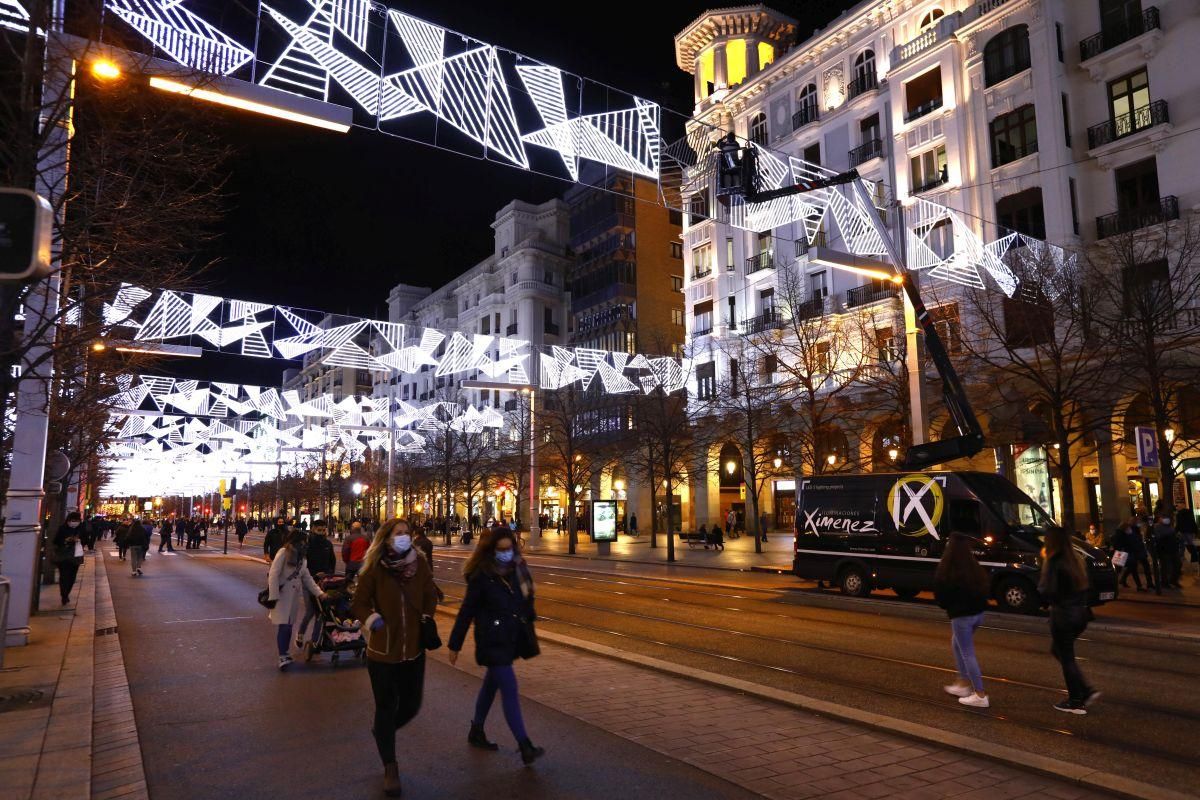 Las luces de Navidad iluminan Zaragoza