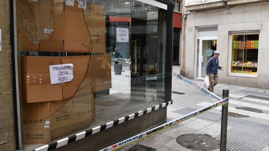 Escaparate roto de la tienda Y by Ferdy.  | |  CARLOS PARDELLAS