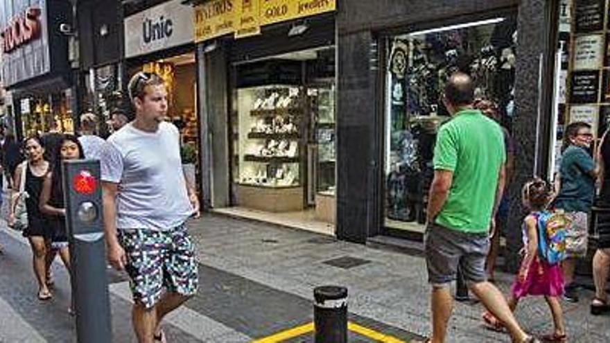 Vianants al carrer d&#039;un municipi costaner, en una imatge d&#039;arxiu.