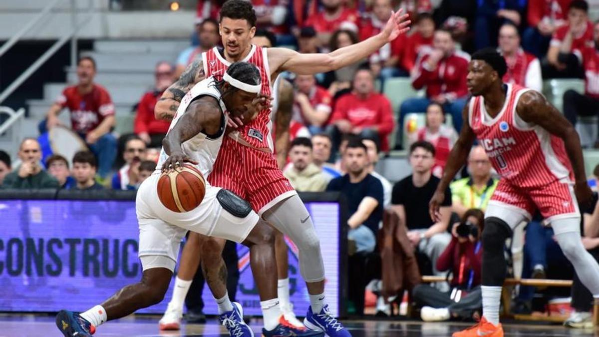 Jonah Radebaugh, en una acción defensiva en el partido UCAM Murcia-Reggiana. | FIBA
