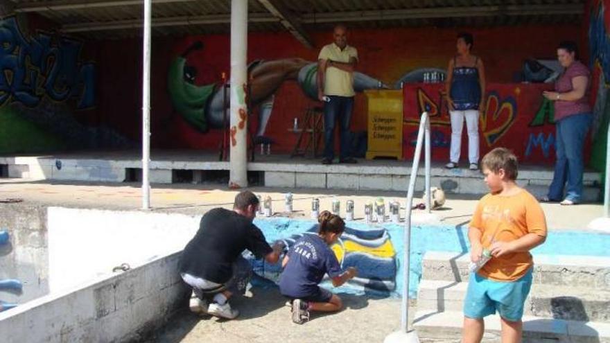 Niños grafiteros decoran el campo de fútbol de Cortiñán