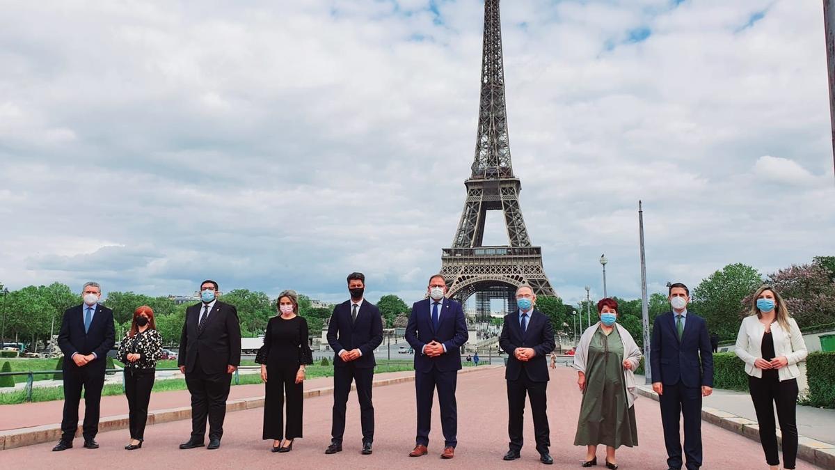 Los responsables de las ciudades patrimonio ante la Torre Eiffel.