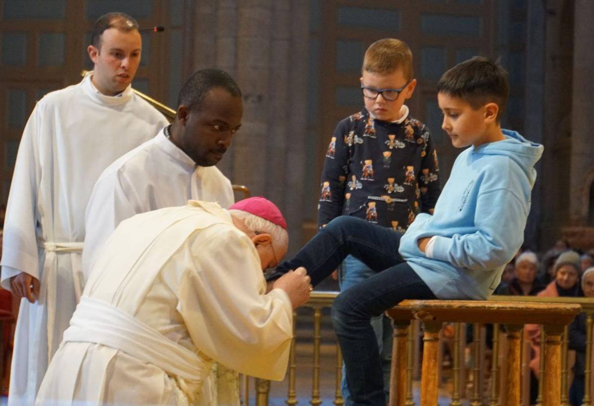 Monseñor Julián Barrio realizó el rito del lavatorio de los pies en la Catedral de Santiago/
