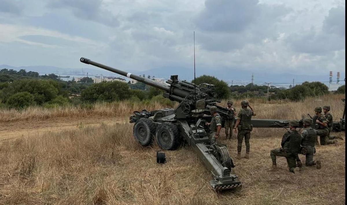 Soldados del Regimiento de Artillería de Costa IV en Algeciras, con un obús remolcable de 155 mm