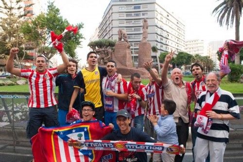Aficionados canarios del Atletico de Madrid celebran el triunfo en el campeonato de liga.