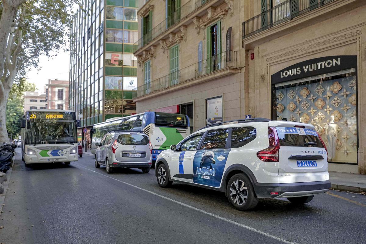 Un taxi de Calvià este verano en el Born.