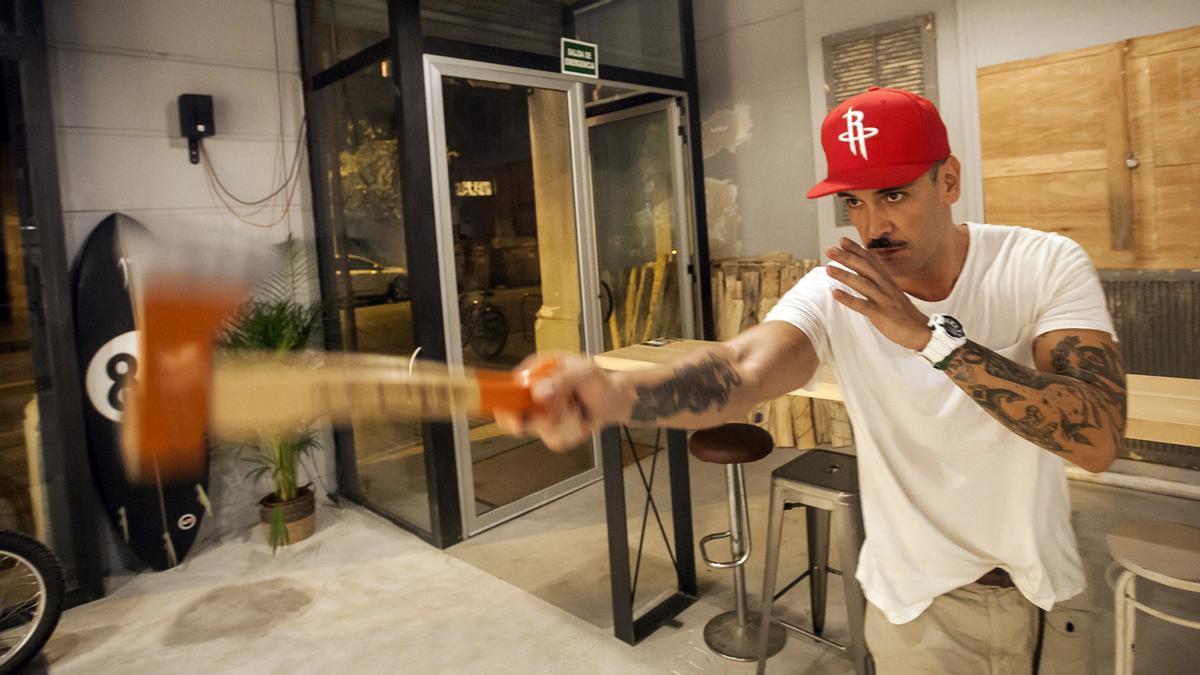 Lanzamiento de hachas en Axe Throwing