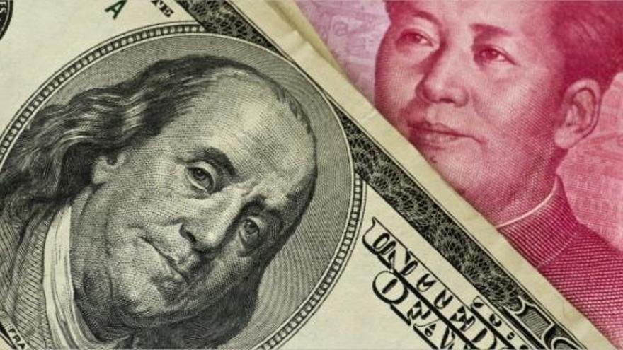 Un bitllet de Renminbi xinès i alguns de dòlar. La Xina és el principal creditor dels EUA i té el   70% de les seves reserves en dòlars