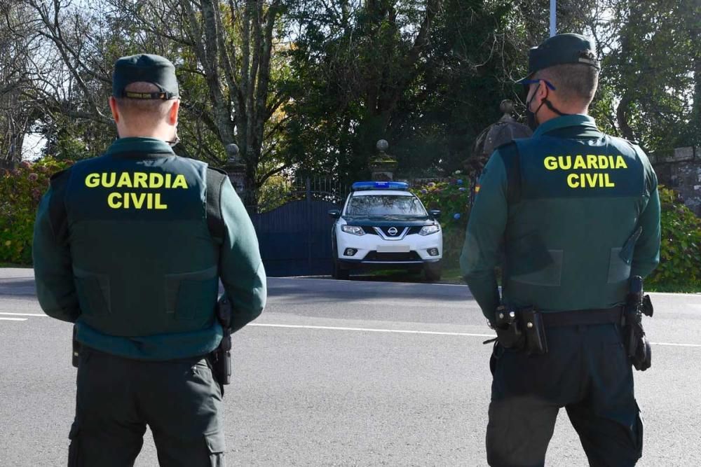 Una patrulla de la Guardia Civil custodia el patrimonio del Pazo de Meirás, supervisando las entradas y salidas al inmueble, a la espera de que lleve a cabo el inventario ordenado por el juzgado.